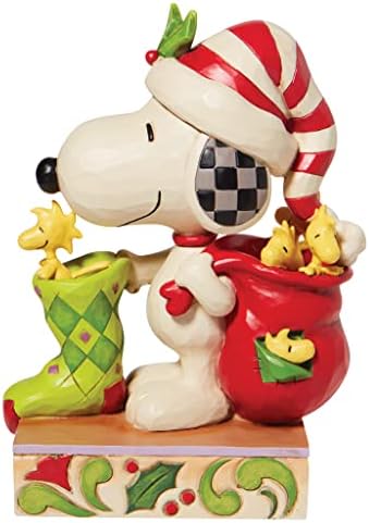 Enesco kikiriki od Jim Shore Snoopy sa drvenim strojevima i figuricom za čarapu, 7 inča, višebojni