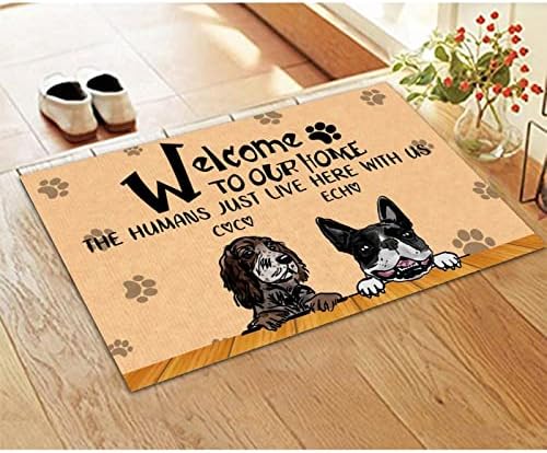 Dobrodošli u naš dom ljudi samo žive ovdje s nama prostirke za vrata personalizirano ime psa Psi šape Print