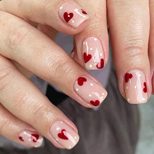 24pcs Valentines Day Press on Nails kratki kvadrat crveno srce lažni nokti crveno srce bijele polka tačke dizajn Full Cover Nude sjajni umjetni štap na noktima lažni nokti za žene